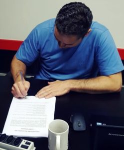 Mauro assinando a Constituição